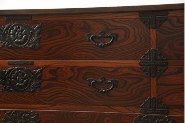 中古　岩谷堂箪笥　天板リメイク　力強い木目に凝った金具がアクセントになっているローチェスト(ローボード、衣装箪笥、引き出し、和タンス)(R-055813)