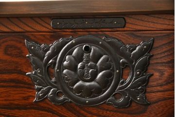中古　岩谷堂箪笥　天板リメイク　力強い木目に凝った金具がアクセントになっているローチェスト(ローボード、衣装箪笥、引き出し、和タンス)(R-055813)
