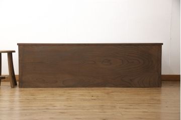 中古　岩谷堂箪笥　天板リメイク　力強い木目に凝った金具がアクセントになっているローチェスト(ローボード、衣装箪笥、引き出し、和タンス)(R-055813)