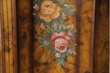 ヨーロッパビンテージ　高級品　美しい花の絵が目を引くキャビネット(サイドボード、戸棚、収納棚、ヴィンテージ)(R-055814)