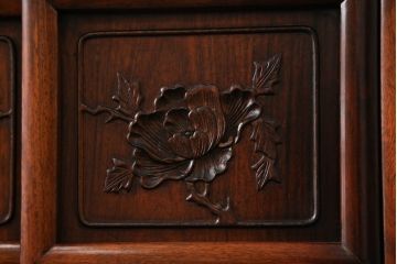 中古　美品　花梨(カリン)　アジアンテイストなお部屋づくりにもオススメの飾り棚(茶棚、戸棚、収納棚)(R-055815)