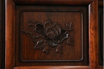 中古　美品　花梨(カリン)　アジアンテイストなお部屋づくりにもオススメの飾り棚(茶棚、戸棚、収納棚)(R-055815)