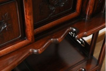 中古　美品　花梨(カリン)　アジアンテイストなお部屋づくりにもオススメの飾り棚(茶棚、戸棚、収納棚)(R-055815)