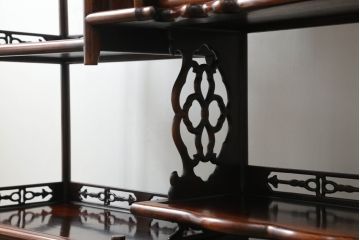中古　美品　花梨(カリン)　アジアンテイストなお部屋づくりにもオススメの飾り棚(茶棚、戸棚、収納棚)(R-055815)