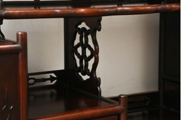 中古　美品　花梨(カリン)　アジアンテイストなお部屋づくりにもオススメの飾り棚(茶棚、戸棚、収納棚)(R-055815)