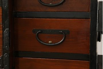 和製アンティーク　明治大正期　大輪の花を付けた牡丹文様の立派な金具が魅力的な最上箪笥(衣装箪笥、時代箪笥、引き出し、サイドチェスト)(R-055818)