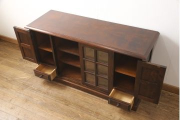 中古　北海道民芸家具　クラシカルな雰囲気が魅力!落ち着きのある空間づくりにおすすめのサイドボード(サイドキャビネット、収納棚、リビングボード)(R-055819)