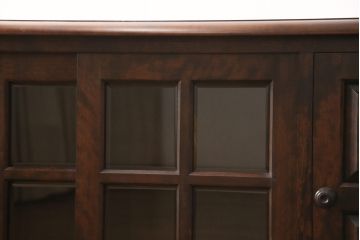 中古　北海道民芸家具　クラシカルな雰囲気が魅力!落ち着きのある空間づくりにおすすめのサイドボード(サイドキャビネット、収納棚、リビングボード)(R-055819)