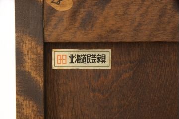 中古　北海道民芸家具　クラシカルな雰囲気が魅力!落ち着きのある空間づくりにおすすめのサイドボード(サイドキャビネット、収納棚、リビングボード)(R-055819)