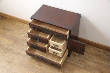 中古　美品　欅産業　漆塗りの美しい木目に黒々した牡丹金具が目を引く仙台民芸小箪笥 (仙台箪笥、整理たんす、収納タンス、サイドチェスト、引き出し)(R-055821)