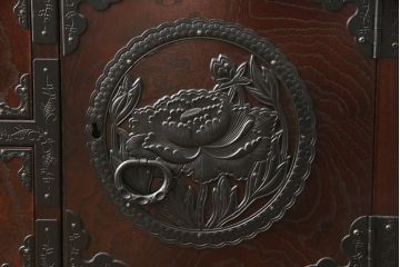 中古　美品　欅産業　漆塗りの美しい木目に黒々した牡丹金具が目を引く仙台民芸小箪笥 (仙台箪笥、整理たんす、収納タンス、サイドチェスト、引き出し)(R-055821)