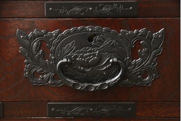 中古　美品　欅産業　漆塗りの美しい木目に黒々した牡丹金具が目を引く仙台民芸小箪笥 (仙台箪笥、整理たんす、収納タンス、サイドチェスト、引き出し)(R-055821)