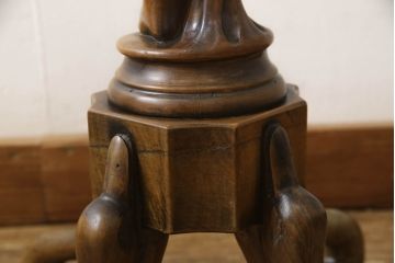 イギリスビンテージ　彫刻　天板から脚に至るまで凝ったつくりが魅力的な高級サイドテーブル(飾り台、花台、ヴィンテージ)(R-055832)