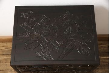 中古　美品　伝統工芸　日光彫り　職人技が光る花の彫刻が美しい小引き出し(チェスト、整理箪笥、収納タンス)(R-055839)