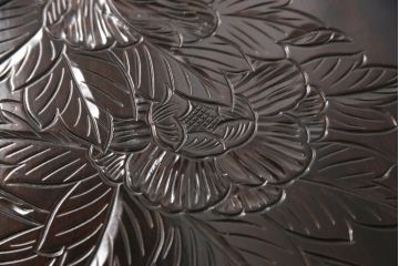 中古　美品　伝統工芸　日光彫り　職人技が光る花の彫刻が美しい小引き出し(チェスト、整理箪笥、収納タンス)(R-055839)