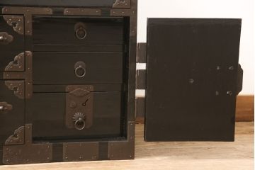 和製アンティーク　黒漆　重厚感ある佇まいが目を引く庄内箪笥ローボード(テレビ台、ローチェスト、引き出し、和たんす)(R-055851)