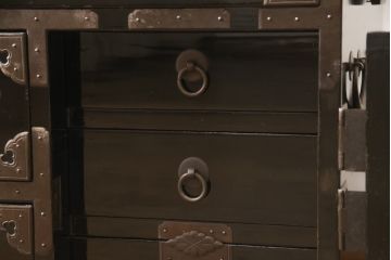 和製アンティーク　黒漆　重厚感ある佇まいが目を引く庄内箪笥ローボード(テレビ台、ローチェスト、引き出し、和たんす)(R-055851)