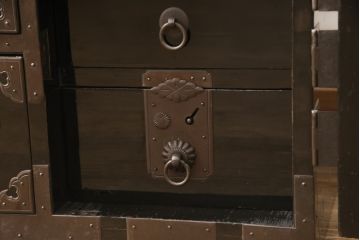 和製アンティーク　黒漆　重厚感ある佇まいが目を引く庄内箪笥ローボード(テレビ台、ローチェスト、引き出し、和たんす)(R-055851)