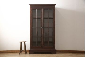 中古　高級民芸家具　カバ材　重厚感あるデザインとシックな色合いが美しいブックケース(本棚、書棚、本箱、収納棚、戸棚)(R-055859)