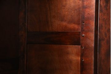 中古　高級民芸家具　カバ材　重厚感あるデザインとシックな色合いが美しいブックケース(本棚、書棚、本箱、収納棚、戸棚)(R-055859)