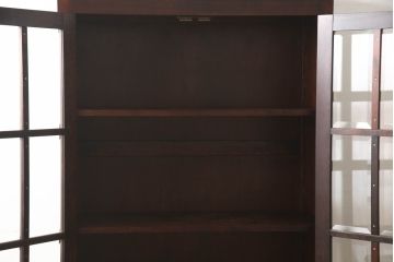 中古　高級民芸家具　カバ材　重厚感あるデザインとシックな色合いが美しいブックケース(本棚、書棚、本箱、収納棚、戸棚)(R-055859)