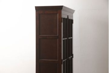 中古　高級民芸家具　カバ材　重厚感あるデザインとシックな色合いが美しいブックケース(本棚、書棚、本箱、収納棚、戸棚)(R-055859)
