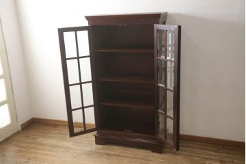 中古　高級民芸家具　カバ材　重厚感あるデザインとシックな色合いが美しいブックケース(本棚、書棚、本箱、収納棚、戸棚)(R-055859)