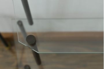 アンティーク家具　立体的なディスプレイが楽しめる真鍮フレーム・ガラス棚板の飾り棚(陳列棚、店舗什器、展示台)(R-055865)