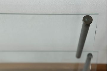 アンティーク家具　立体的なディスプレイが楽しめる真鍮フレーム・ガラス棚板の飾り棚(陳列棚、店舗什器、展示台)(R-055865)