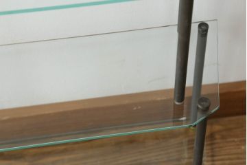 アンティーク家具　立体的なディスプレイが楽しめる真鍮フレーム・ガラス棚板の飾り棚(陳列棚、店舗什器、展示台)(R-055865)