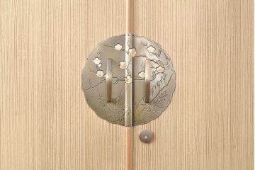 中古　伝統工芸士　田澤謙介　繊細な意匠が施された金具が上品な雰囲気を高める加茂総桐箪笥(大丸、四方丸)(桐たんす、着物箪笥、衣装タンス)(R-055870)
