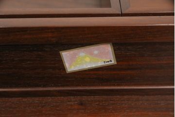 中古　美品　最高級　総シタン材(紫檀)　高蒔絵入り　大振りなサイズで存在感抜群の飾り棚(茶棚、茶箪笥、戸棚、収納棚)(R-055888)