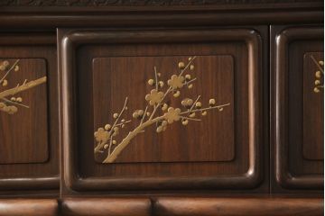 中古　美品　最高級　総シタン材(紫檀)　高蒔絵入り　大振りなサイズで存在感抜群の飾り棚(茶棚、茶箪笥、戸棚、収納棚)(R-055888)