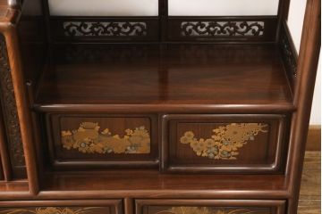中古　美品　最高級　総シタン材(紫檀)　高蒔絵入り　大振りなサイズで存在感抜群の飾り棚(茶棚、茶箪笥、戸棚、収納棚)(R-055888)