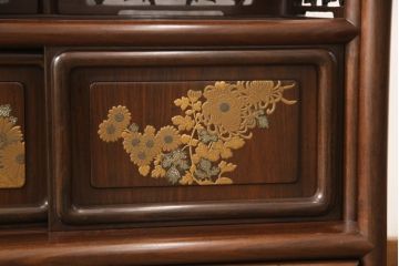 中古　美品　最高級　総シタン材(紫檀)　高蒔絵入り　大振りなサイズで存在感抜群の飾り棚(茶棚、茶箪笥、戸棚、収納棚)(R-055888)