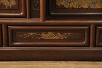 中古　美品　最高級　総シタン材(紫檀)　高蒔絵入り　大振りなサイズで存在感抜群の飾り棚(茶棚、茶箪笥、戸棚、収納棚)(R-055888)