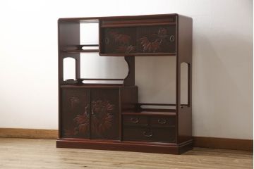中古　美品　鎌倉彫り　深みのある色合いと細やかな彫刻が美しい飾り棚(定価48万円)(茶棚、戸棚、収納棚)(R-055895)