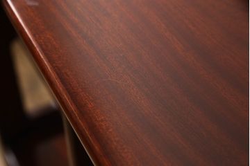 中古　美品　鎌倉彫り　深みのある色合いと細やかな彫刻が美しい飾り棚(定価48万円)(茶棚、戸棚、収納棚)(R-055895)