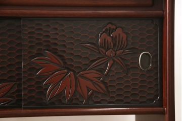 中古　美品　鎌倉彫り　深みのある色合いと細やかな彫刻が美しい飾り棚(定価48万円)(茶棚、戸棚、収納棚)(R-055895)