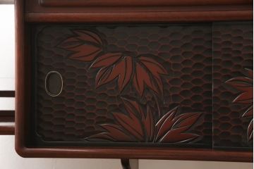 中古　美品　鎌倉彫り　深みのある色合いと細やかな彫刻が美しい飾り棚(定価48万円)(茶棚、戸棚、収納棚)(R-055895)