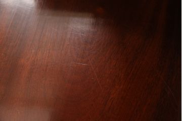 中古　美品　鎌倉彫り　深みのある色合いと細やかな彫刻が美しい飾り棚(定価48万円)(茶棚、戸棚、収納棚)(R-055895)