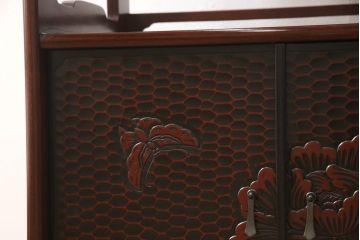 中古　美品　鎌倉彫り　深みのある色合いと細やかな彫刻が美しい飾り棚(定価48万円)(茶棚、戸棚、収納棚)(R-055895)