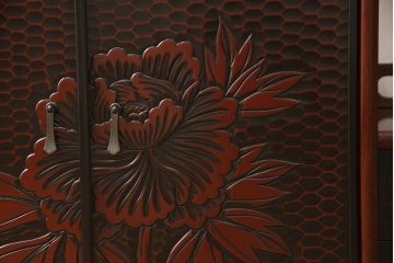 中古　美品　鎌倉彫り　深みのある色合いと細やかな彫刻が美しい飾り棚(定価48万円)(茶棚、戸棚、収納棚)(R-055895)