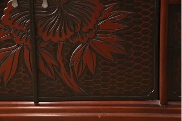 中古　美品　鎌倉彫り　深みのある色合いと細やかな彫刻が美しい飾り棚(定価48万円)(茶棚、戸棚、収納棚)(R-055895)