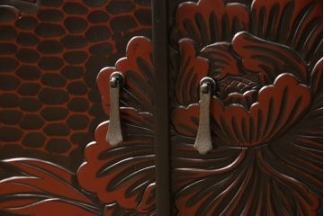 中古　美品　鎌倉彫り　深みのある色合いと細やかな彫刻が美しい飾り棚(定価48万円)(茶棚、戸棚、収納棚)(R-055895)