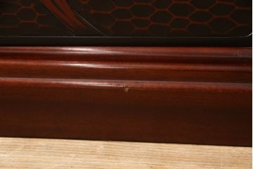 中古　美品　鎌倉彫り　深みのある色合いと細やかな彫刻が美しい飾り棚(定価48万円)(茶棚、戸棚、収納棚)(R-055895)