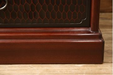 中古　美品　鎌倉彫り　深みのある色合いと細やかな彫刻が美しい飾り棚(定価48万円)(茶棚、戸棚、収納棚)(R-055895)