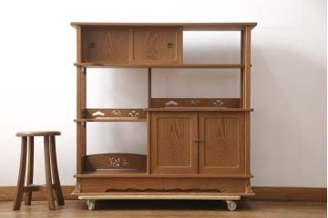 中古　美品　高級杉材　品のある佇まいが目を引く飾り棚(茶棚、戸棚)(R-055903)