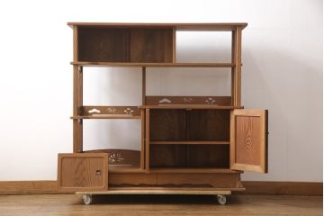 中古　美品　高級杉材　品のある佇まいが目を引く飾り棚(茶棚、戸棚)(R-055903)