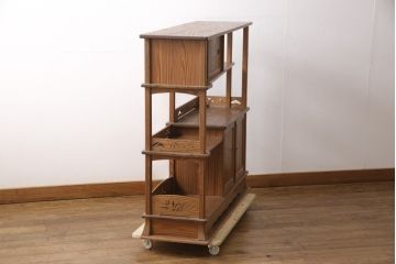 中古　美品　高級杉材　品のある佇まいが目を引く飾り棚(茶棚、戸棚)(R-055903)